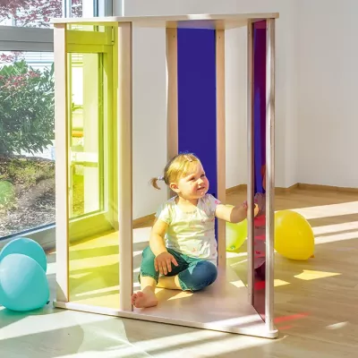 Kinderstuhl, Spielturm, Holzrahmen, bunte Glasfelder, Spielzeug pavilion
