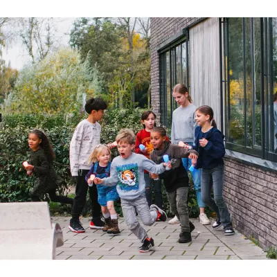 Kinder spielen, Außenaufnahme, Gruppe von Kindern, Laufspiel, Schulhof oder Garten?