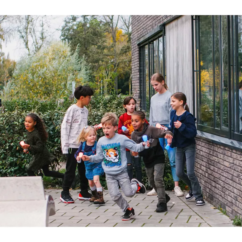 Kinder spielen, Außenaufnahme, Gruppe von Kindern, Laufspiel, Schulhof oder Garten?