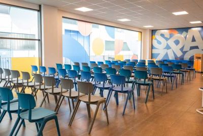 Sessel, Stuhlreihen, Klassenzimmer, Tür/ Fenster, Bodenbelag