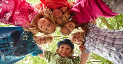 kindergarten, kinder, gruppenfoto, draußen, hüte