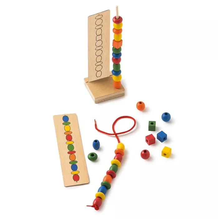 Holzperlen, Holzstab, bunte Perlen, farbige Schnur, Stapelperlen