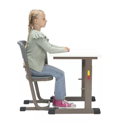 Schulstuhl, Schreibtischstuhl, Kinderstuhl, Hocker?, Bildungsstuhl