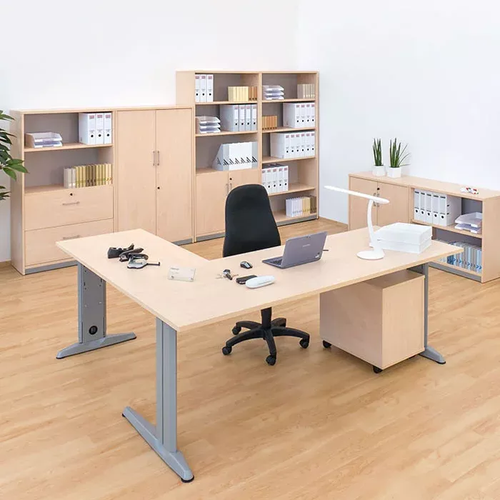 Schreibtisch, ergonomischer Stuhl, Aufbewahrungsschränke, Regalsystem, Laptop am Schreibtisch