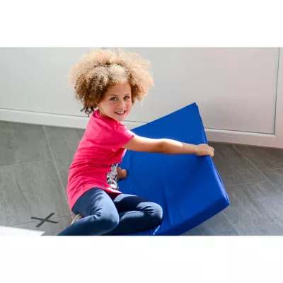 Kinder, Pappe/Matte, Bunte Kleidung, Kissen?, Sitzmuster