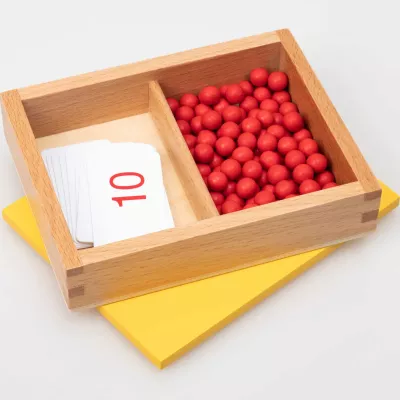 Rechenmaterial, Holzkasten, rote Kugeln, Zahlenkarten, gelbe Unterlage