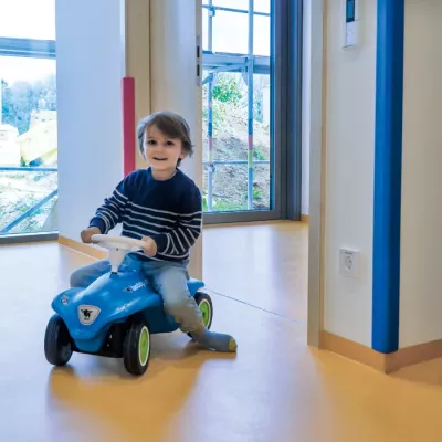 Kinderfahrzeug, Rutschauto, blau, Knopfgriffe, Kleinkind Spielzeug