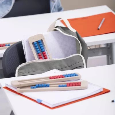 Schulrucksack, Tascheninhalt, Abakus, Schulmaterial, Notizblock