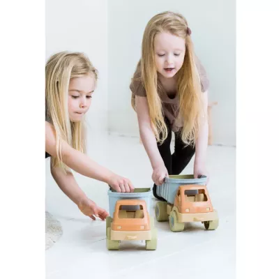 Kinder spielen, Kreiseltrucks, Spielzeugtruck, Sandspielzeug, Holzspielzeug