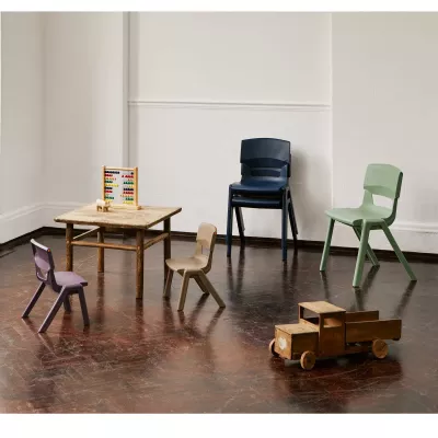 Kinderstuhl, Bürotisch, Spielzeugwagen, Abakus, Kinderstühle