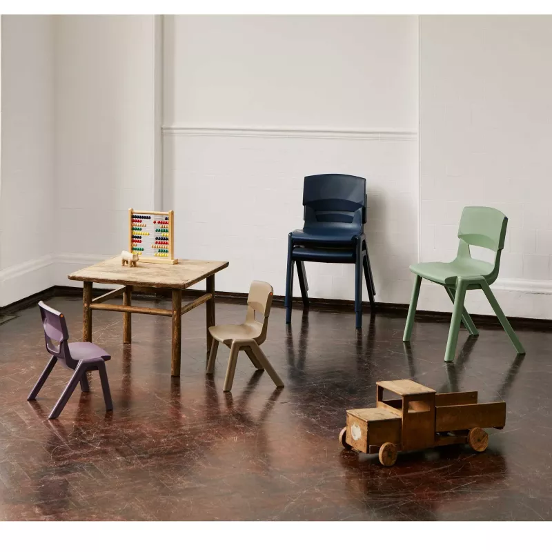 Kinderstuhl, Bürotisch, Spielzeugwagen, Abakus, Kinderstühle