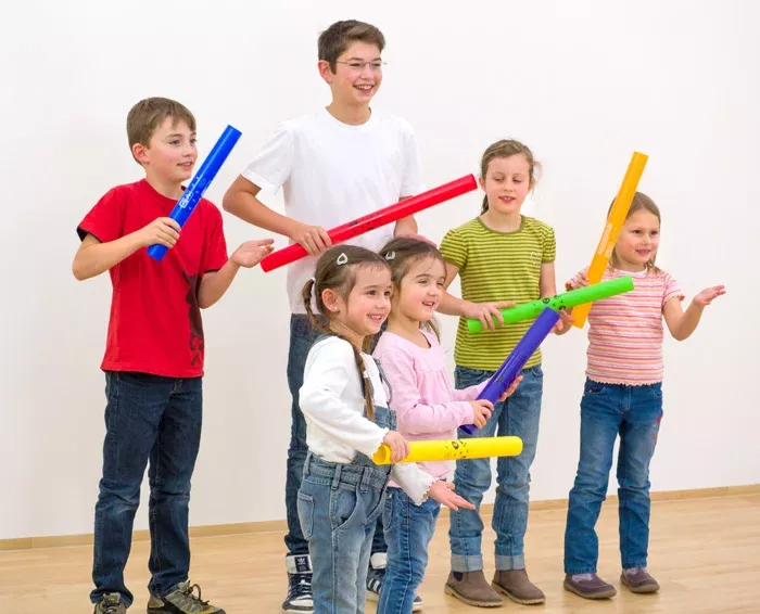 kinder, gruppe, foam-sticks, bunte stäbe, spielaktivität