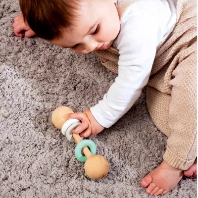 Baby, Rassel, Holzspielzeug, Kleidung, Strumpf?