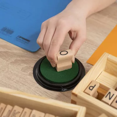 Holzstempel, Kreide, Stempelbank, Grüner Filz, Alphabet-Stempel