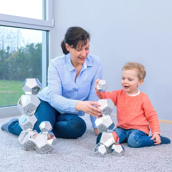 metallische Bälle,  geometrische Formen, Spiegeloberflächen, Stapelspielzeug, Kinderspielzeug