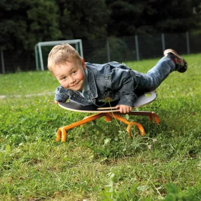 Kinder, Rutschbrett, Wippe, Jeansjacke, Grasfeld