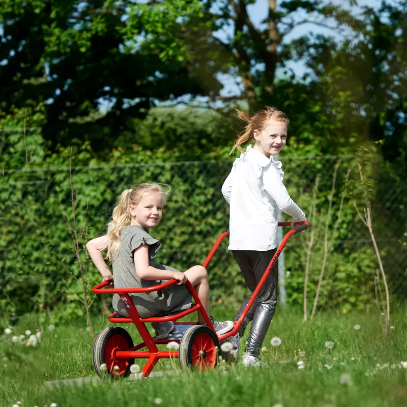 Kinderwagen, Kinderwagen mit Zugwagen, Spielende Kinder, Outdoor-Park, rote Metallrahmen