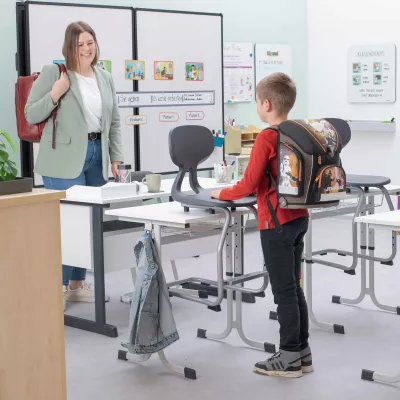 Schulklasse, Schulbank, Rucksack, Schultasche, Whiteboard