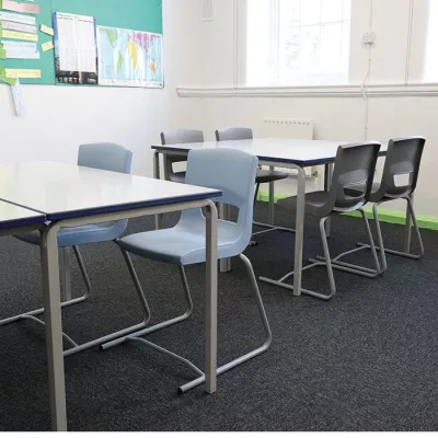 Schulklasse, Tische, Stühle, Klassenzimmer, Bodenbelag