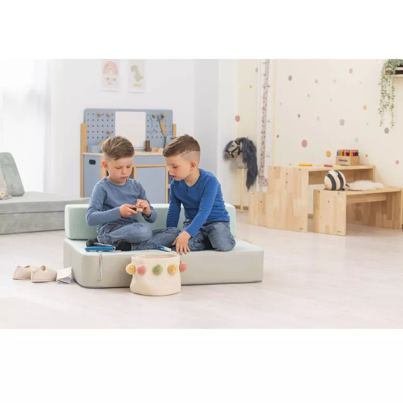 Kinderzimmer, Spielzeug, Kissenhocker, Zwei Jungen, Brettspiel?