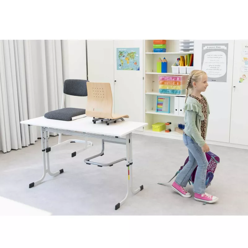 Schreibtisch, Schreibtischstuhl, Klassenraum, Schulbank, Kindergarten