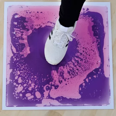 Sneaker, Weiße Sportschuhe, Laufschuh, Gummimatte, Bodenbild
