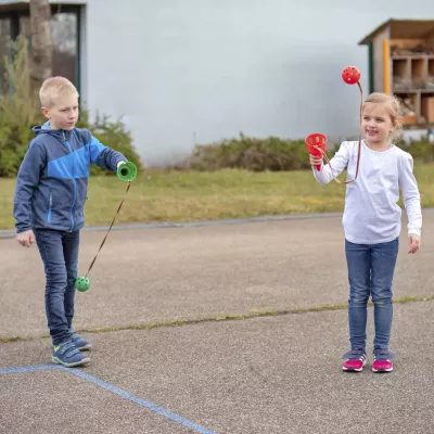 Kopfspiel, Kinderkugelbahn, Jugendspiel, Spinning Yo-Yo, Fernglas?