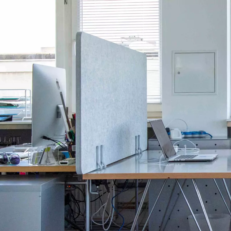 Büroschreibtisch, Computermonitor, Laptop, Privatsphäre-Trennwand, Kabelsalat