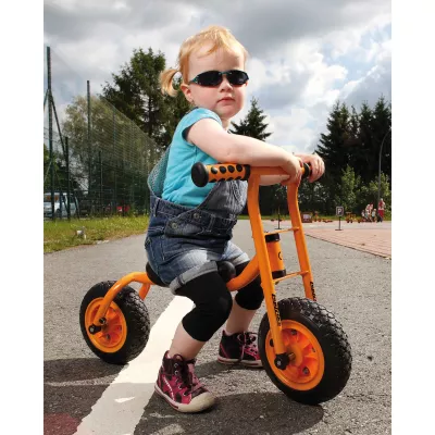 Kindertrike, Dreirad, orange, Sonnenbrille, Denimshorts