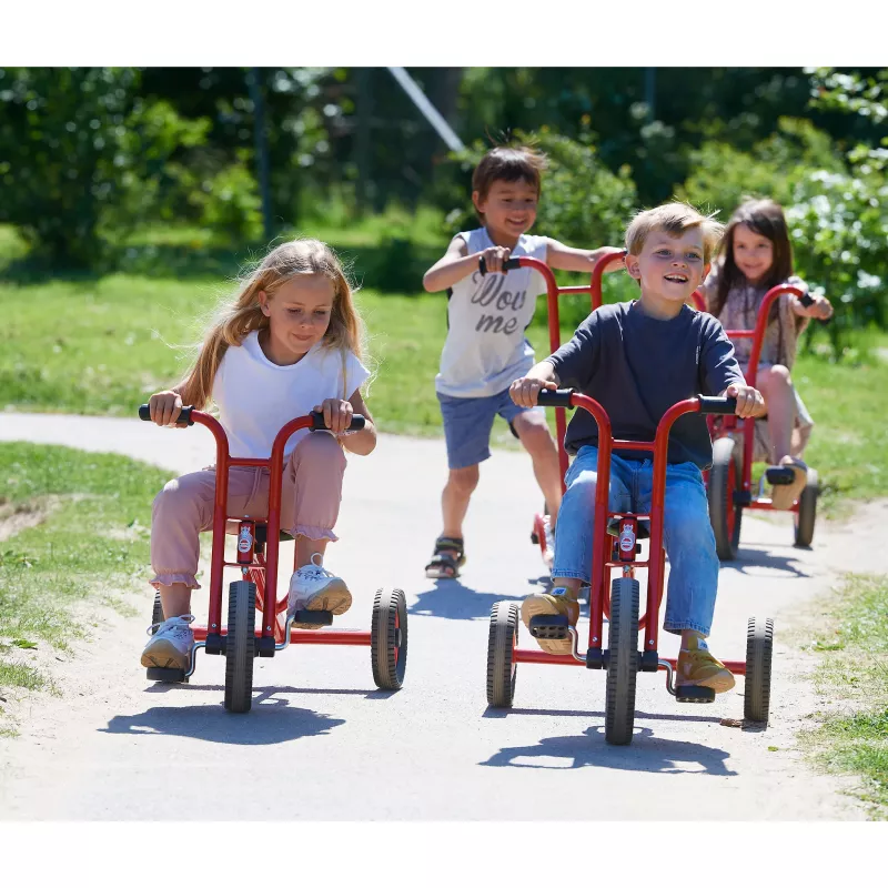 Kinderfahrrad, Tretroller, Spielzeugfahrzeug, Roter Rahmen, Gruppe von Kindern