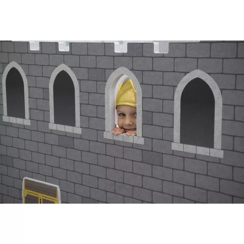 Kinderkostüm,  Burg,  Burgmauer,  Fensterblicke,  Goldenes Kopfbedeckung
