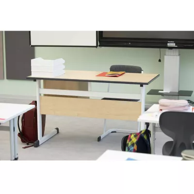 Schreibtisch, Klassischer Schreibtisch, Holzoberfläche, Schreibtischplatte, Stuhl in Klasse