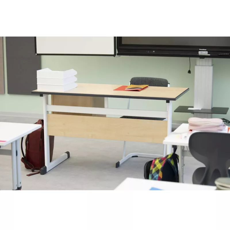 Schreibtisch, Klassischer Schreibtisch, Holzoberfläche, Schreibtischplatte, Stuhl in Klasse