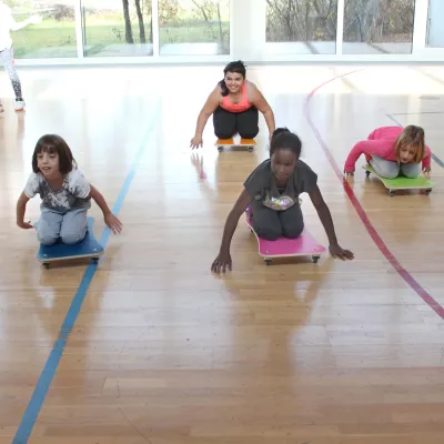 Rennboard, Kinderboard, Kindergroup-Aktivität, Indoor-Gym, Holzboden
