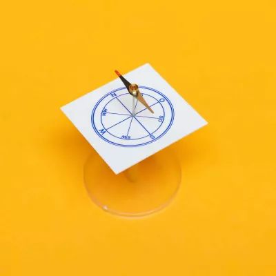 kompass, kompassrosette, stift, unterlage, teller