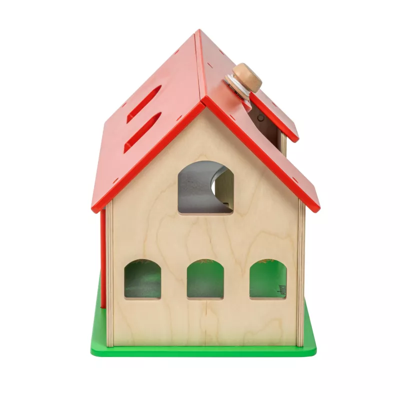 Spielzeughaus, Holz, rotes Dach, grüne Basis, Fensteröffnungen