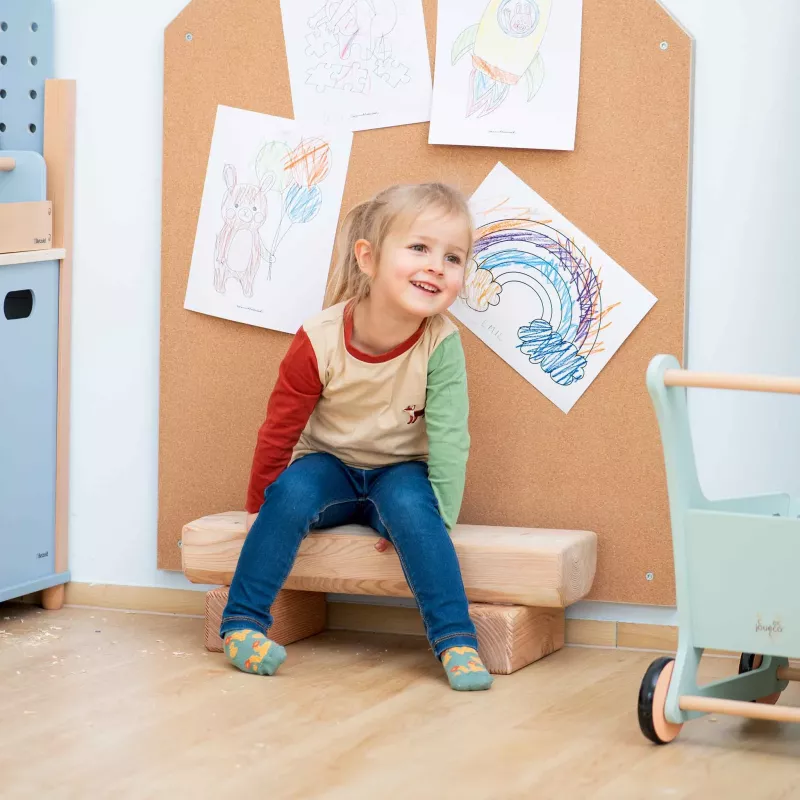 Kinderstuhl, Kunstraum, Buntes Kindershirt, Jeans, Socken mitMotiven