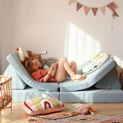 Sofa, Kissen, Kinderzimmer, bunte Muster, Spielzeug