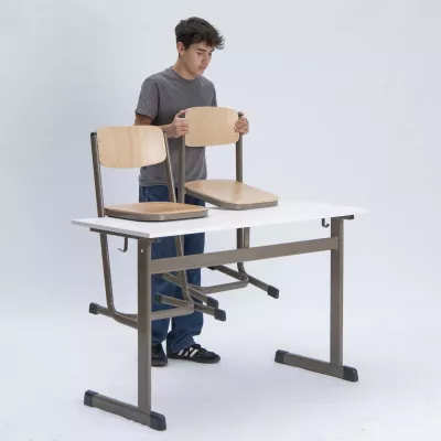 Studentenschreibtisch, Klappstühle, Tisch mit Stühlen, Holzstuhl, Metallrahmen