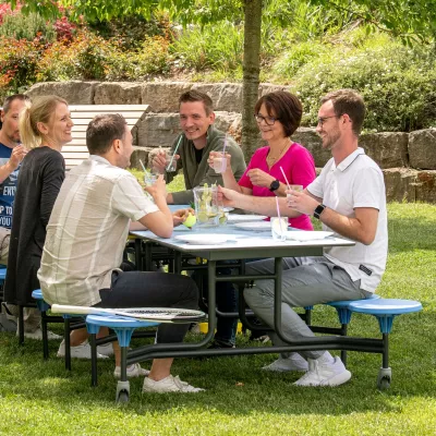 Grillplatz, Gartenstisch, Menschen Gruppe, Getränke, Outdoor Picnic