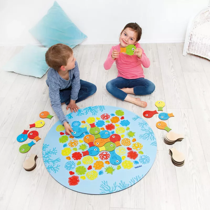 kinderspiel, unterset, tischdecke?, unterlage, puzzle?