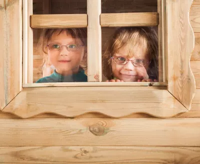 Kinder, Brille, Fenster, Holzhaus, Spielerinnen