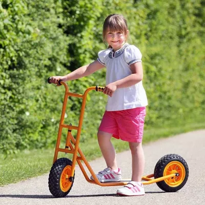 Dreirad, Kleinkind, Gummirad, Sommeroutfit, Kinderlaufscooter