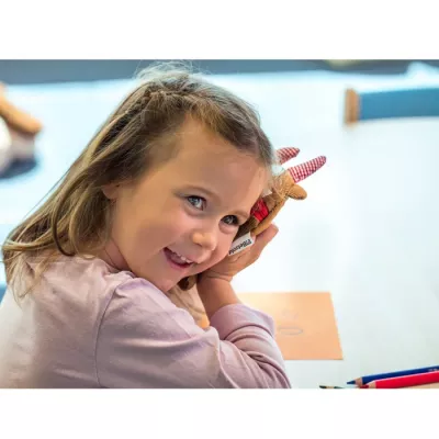 Kind, Mädchen, Spielzeug-Plüsch, Rentier, rosa Oberteil