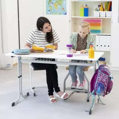 Schreibtisch, Schülerinnen, Kinderunterricht, Buntes Zubehör, Rucksack