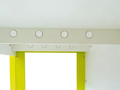 metallic hinge, Türrahmen, gelbe Akzente, Schrauben, Montage-Hardware