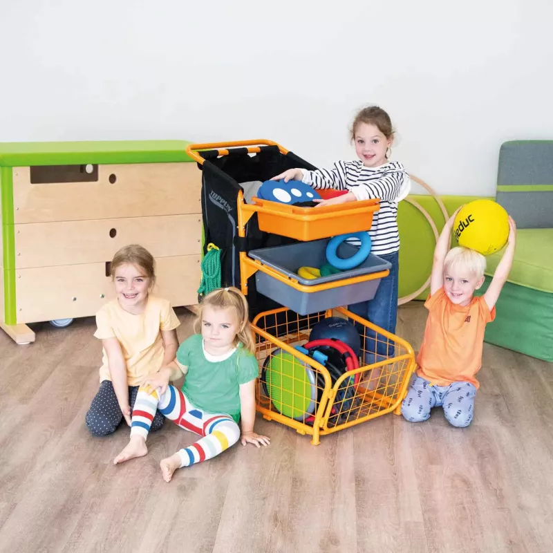 Kinderkino, Spielzeugkorb, Kleidung, Bälle, Käfig