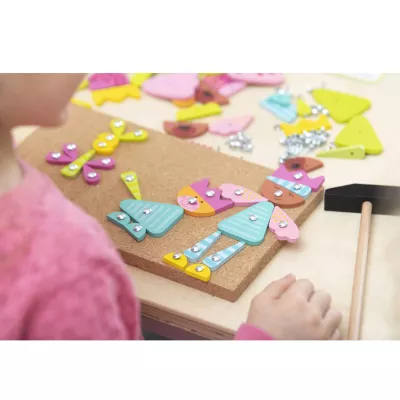 Holzpuzzle, Kinderwerkzeug, Puzzleteile, bunte Figuren, Korkplatte