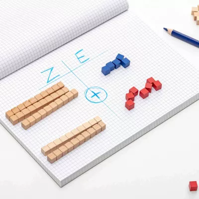 Puzzle, Bausteine, Holz Würfel, blaue rote Teile, Gitternetz-Notizbuch