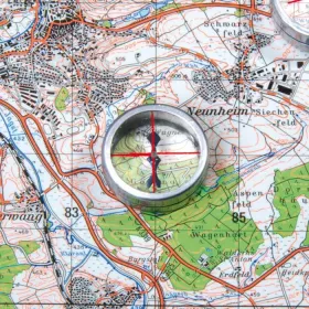 Einzelner Kompass: Mit Himmelsrichtungen